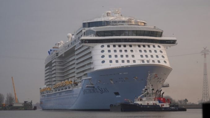 Cruiseschip Spectrum off the seas